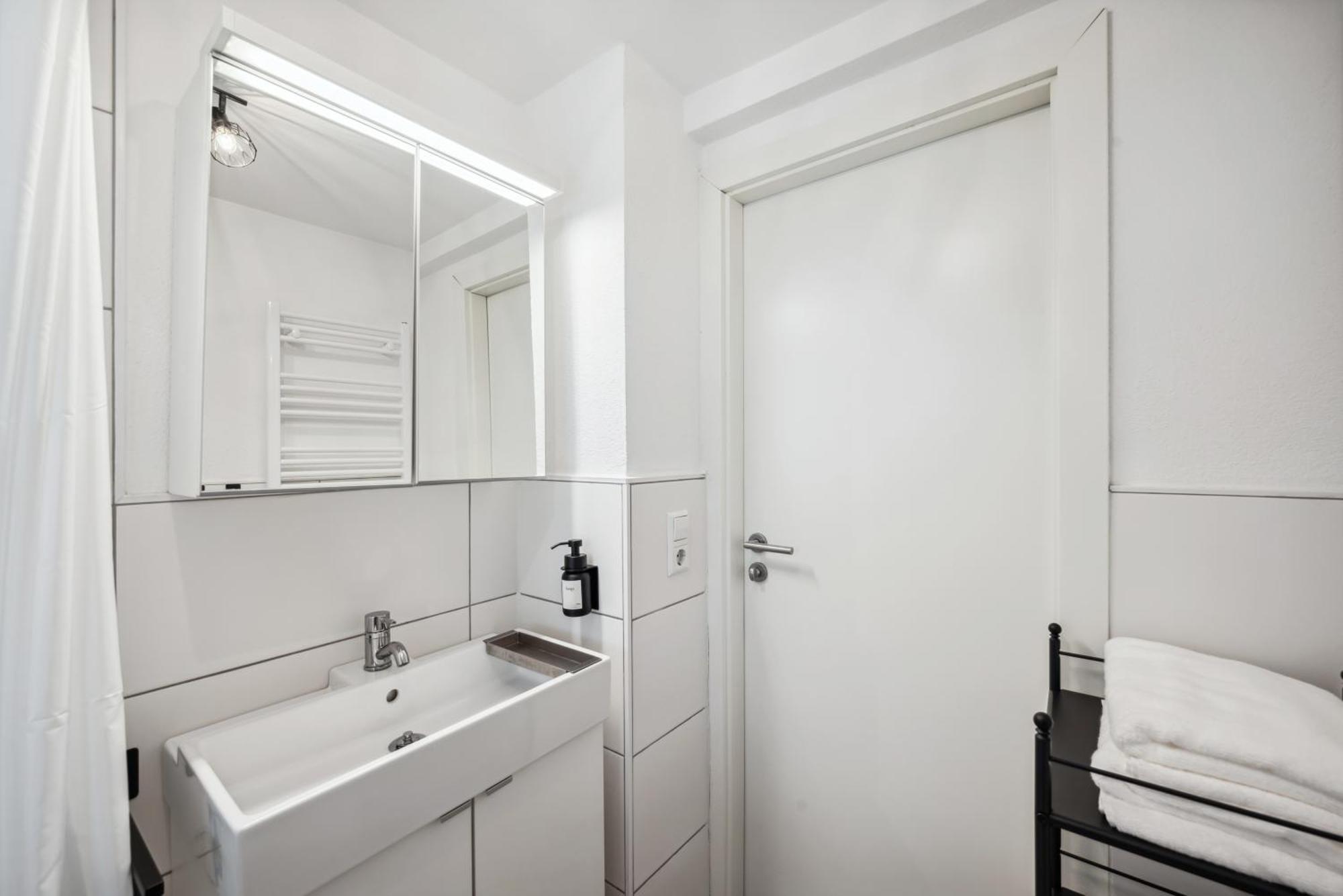 Malu Rooms - Ruhige Lage, Erdgeschoss, Smarttv, Netflix, 24H Checkin, Ludwigsburg Exteriér fotografie